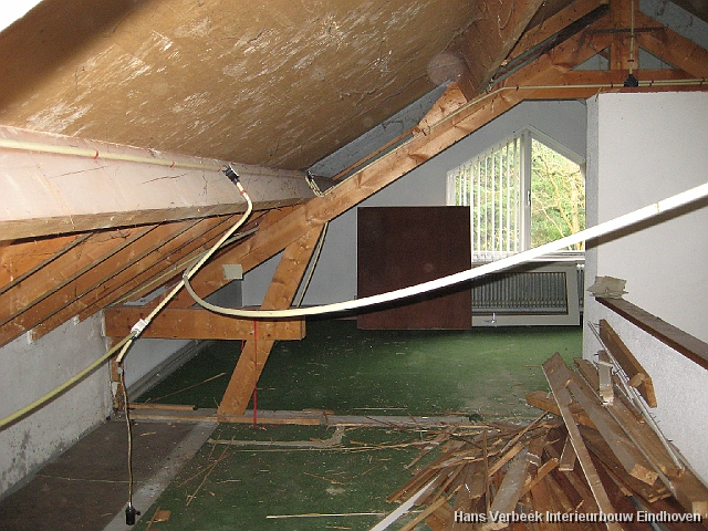 Zolder kinderkamer Velux voor.JPG